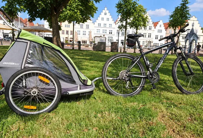 Trekkingrad mit Kinderanhänger auf dem Friedrichstädter Marktplatz